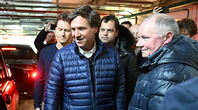 Enthousiaste Tucker Carlson vindt in Rusland gratis bloemen op straat