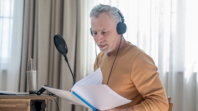 Joop Jullema, de man die de vervormde stem in anonieme interviews inspreekt, op zoek naar opvolger