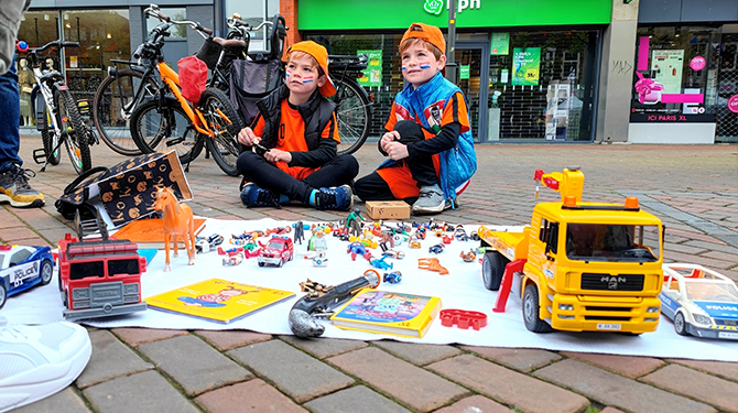 Ongeduldige vader koopt op vrijmarkt om 11.00 uur hele kleedje van zoon Bryan (4) op: ‘Het is wel mooi geweest’