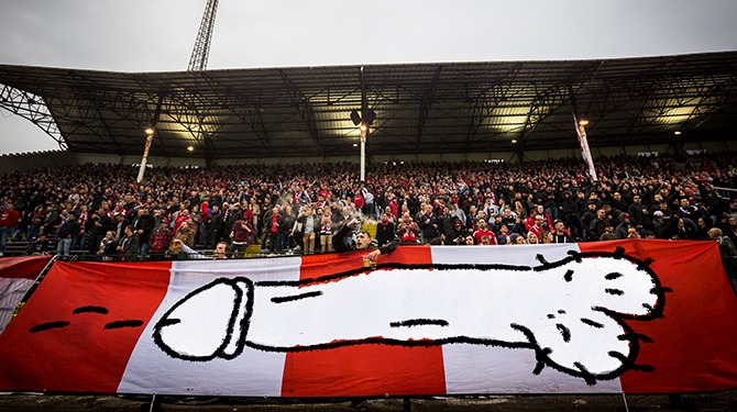 Fans Antwerp FC steunen Overmars met groot spandoek van zijn lul