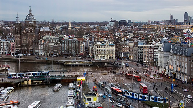 Chaos Amsterdamse verkeer na stroomstoring: fietsers negeren stoplichten, toeristen steken roekeloos over en auto’s stoppen niet voor zebrapaden