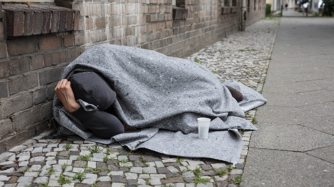 Man die op straat leeft alleen maar met zichzelf bezig