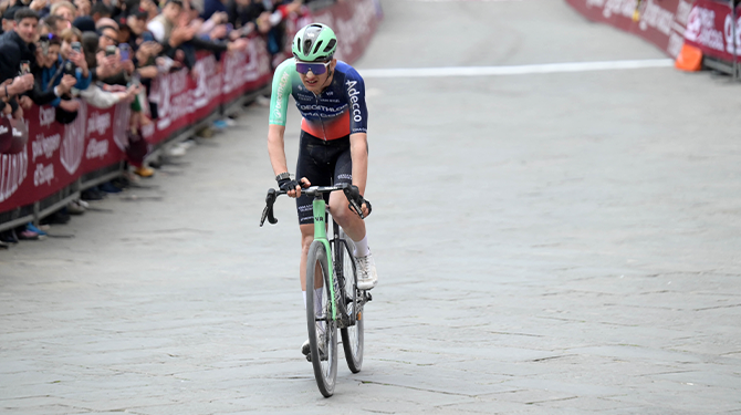 Franse media: ‘Paul Seixas perfecte combinatie van Merckx, Pogacar, Hinault en Jezus Christus’