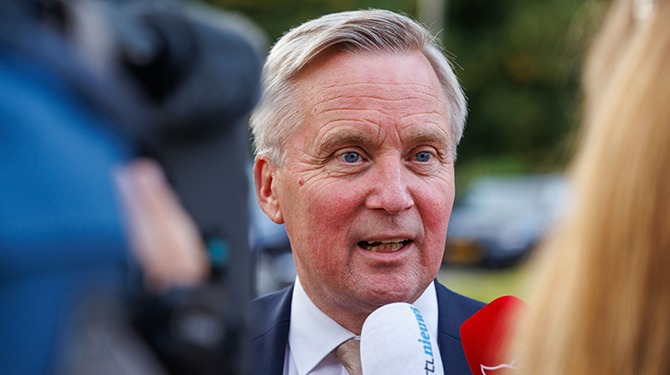 Van der Burg steekt partijleider Yesilgöz keihard dolk in de rug