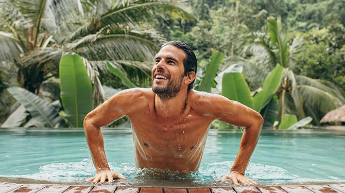 Man die elke dag een ijsbad neemt gaat weer overwinteren op Bali