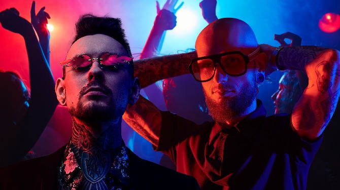 Man die helemaal zichzelf kan zijn in techno club ziet er precies hetzelfde uit als iedereen daar