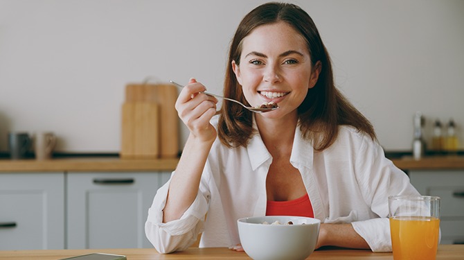 Vrouw vult dieet van voedingssupplementen aan met eten