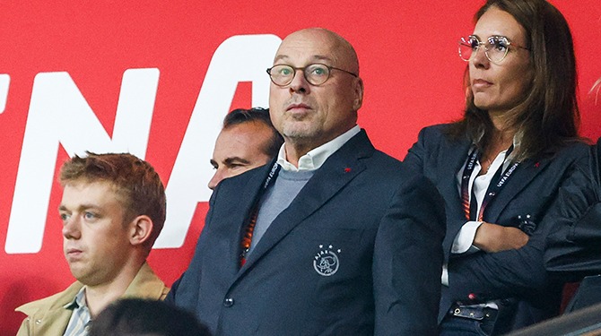 Dolend Ajax moet verder zonder chief sports officer