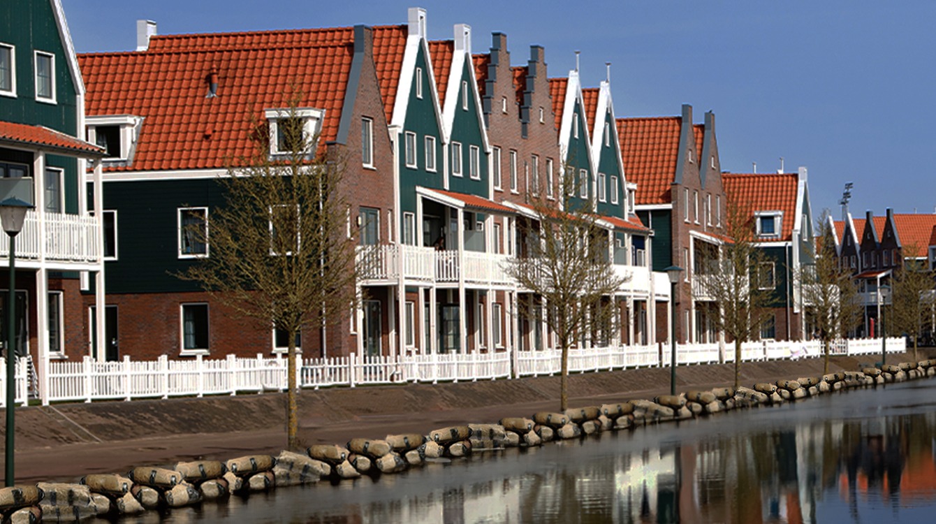 Volendam plaatst cocaïnezakken om water buiten de deur te houden