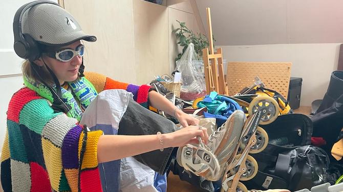Vrouw ruimt op en loopt nu rond in alle kleren die ze weg wil doen