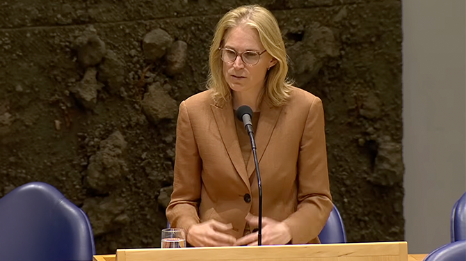 Minister Boekholt vraagt tijdens Kamerdebat zenuwachtig aan ambtenaar wat een ‘huurwoning’ precies is