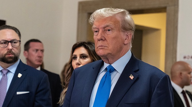Wat is er electoraal minder aantrekkelijk aan deze dementerende, diabolische, aanstootgevende, incompetente, irrationale, hebzuchtige, corrupte, grensoverschrijdende, leugenachtige, pathologische fascistische sociopaat?