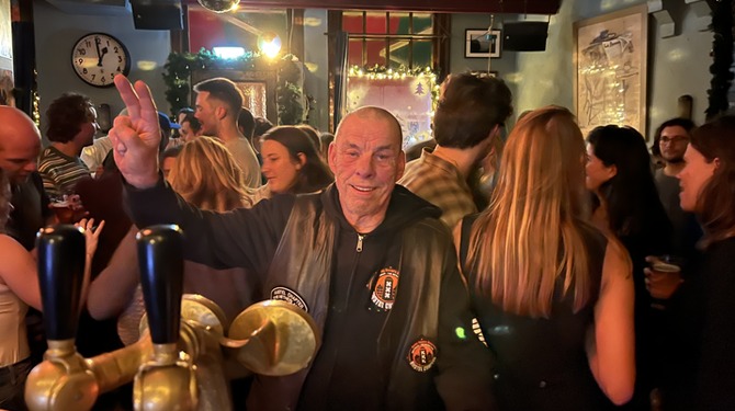 Onduidelijk of man wereldvrede wil of twee bier
