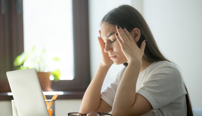 Vrouw twijfelt of ze ja of nee moet antwoorden op de vraag of ze keuzestress heeft