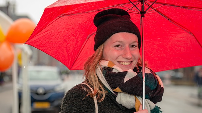 Vrouw spontaan genezen van winterdip nadat man haar herinnert dat lachen gratis is