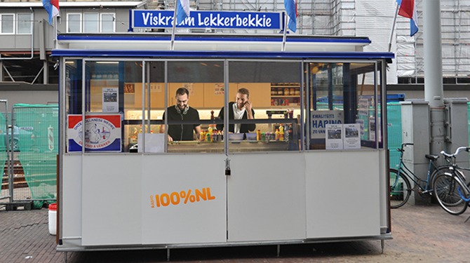 Bij 100% NL worden de presentatoren deze week opgesloten in een viskraam in Monnickendam