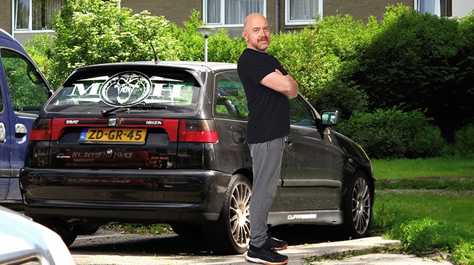 Jerry (51) hoopt dat koper van zijn auto ook graag rondrijdt met sticker op achterruit