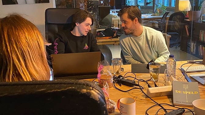 Collega verlaagt stemgeluid zodat de rest weet dat hij roddelt