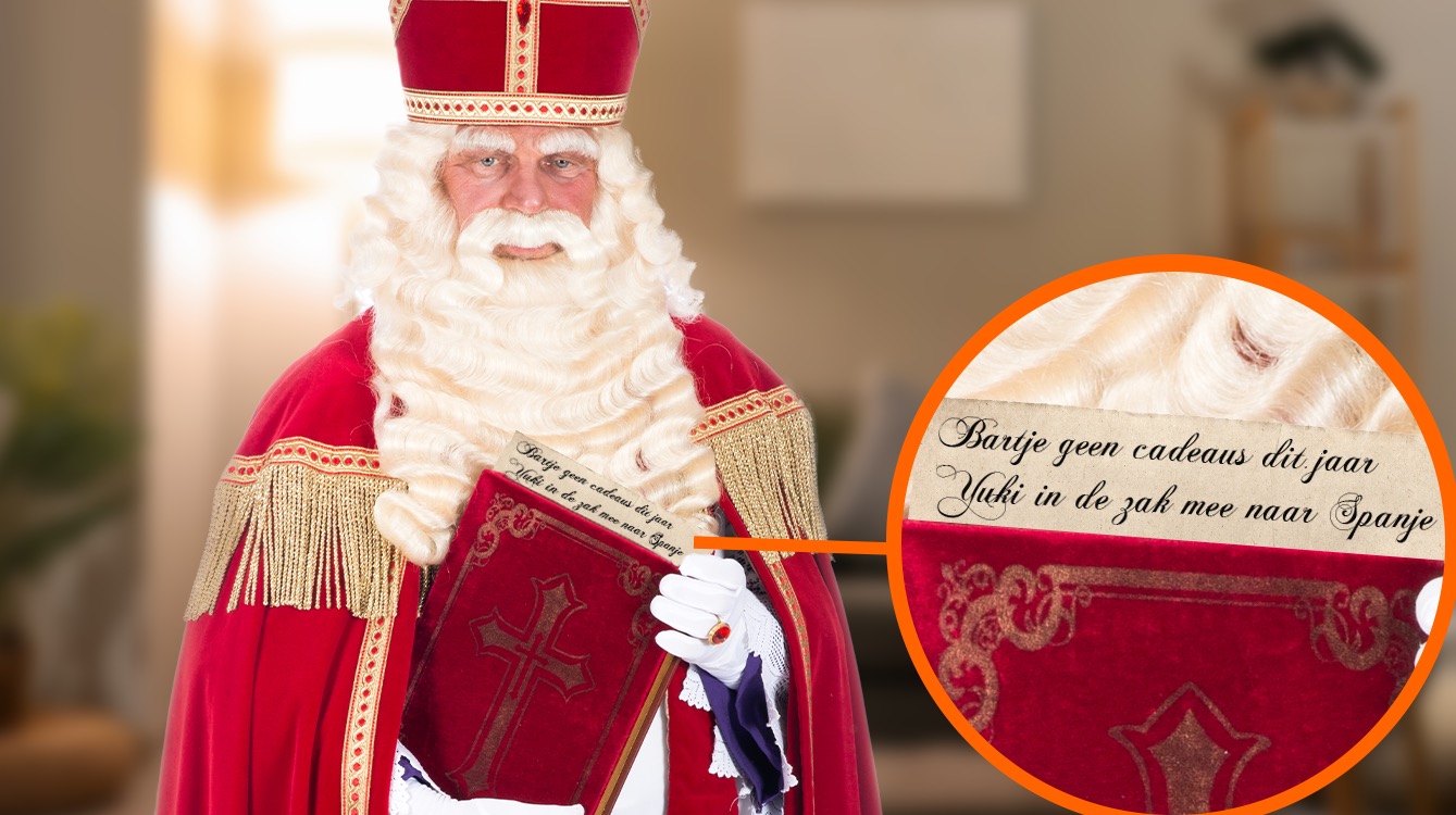 Sinterklaas toont per ongeluk notities bij binnenkomst familie De Haas