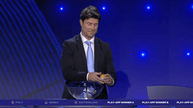 Erwin denkt tijdens de seks aan EK-loting