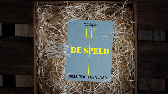 Man stopt cadeau in met hooi gevulde doos en noemt het een surprise