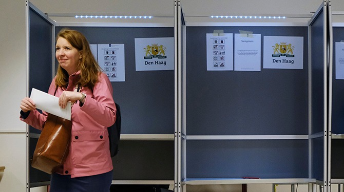 Strategische kiezer volgt blind laatste impuls in stemhokje