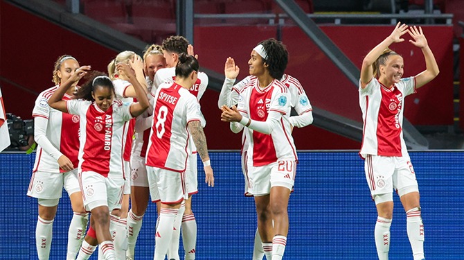 Harde kern laakt sensationele overwinning Ajax-vrouwen: 'Niet het moment'