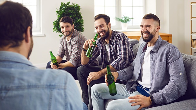 Organisatie van vriendenweekend onthult geplande activiteit voor zaterdag: bier zuipen bij het huisje