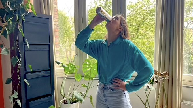 Vrouw drinkt alvast 8 halve liters bier om blaas te trainen voor Koningsdag