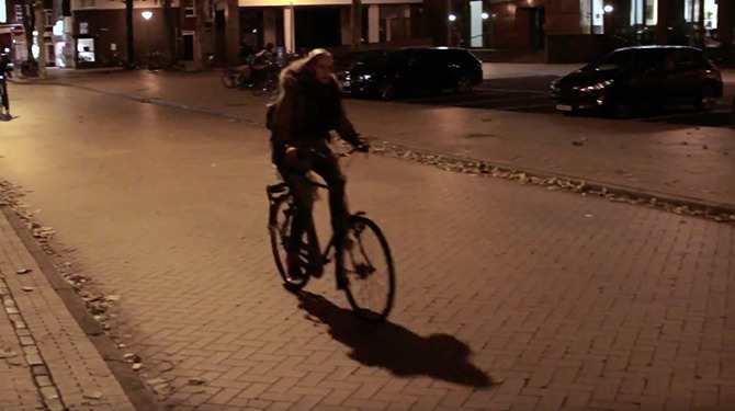 Femke heeft spijt van wat ze dronken allemaal heeft opgebiecht tijdens het nepbellen