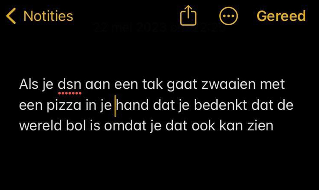 Vrouw schrijft geniale ideeën die ze ‘s nachts krijgt direct op zodat ze ze niet vergeet