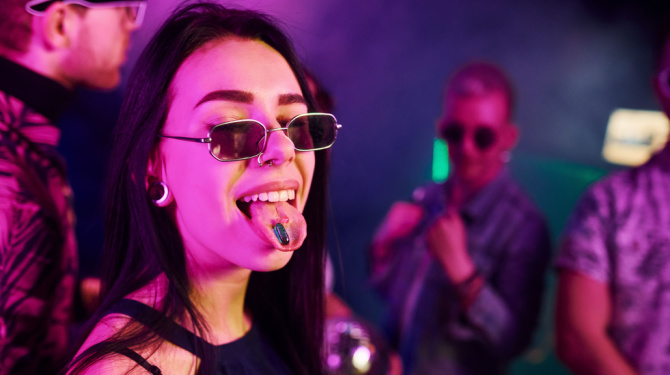 Welke drugs cancellen elkaar ook alweer uit? Check het in dé drugsgids