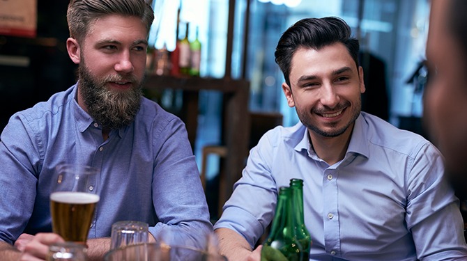 Vriendengroep die ‘hele toko soldaat gaat maken’ na uitgaan, heeft na halve falafel genoeg
