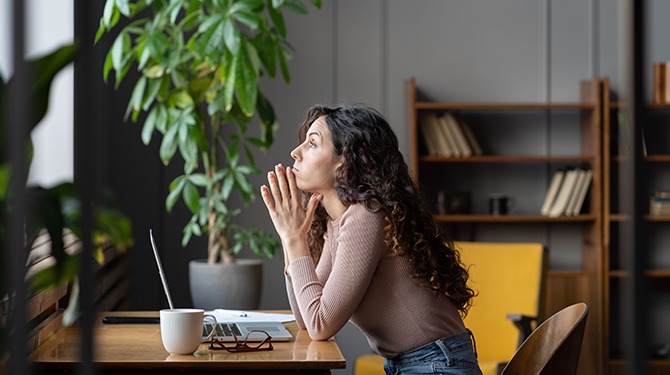 Vrouw die morgen vrij is, wordt toch door KNMI verplicht thuis te werken