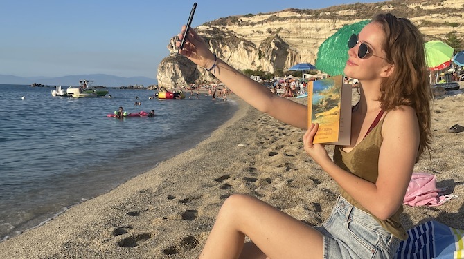 Deze vrouw kwam op vakantie eindelijk toe aan zichzelf fotograferen met een goed boek