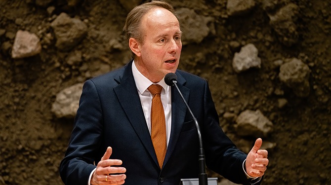 Moeten we niet eens stoppen Kees van der Staaij alleen op zijn lichaam te beoordelen?