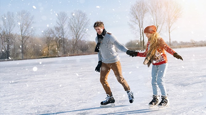 Nieuwe romcom heeft vrouw die al kan schaatsen