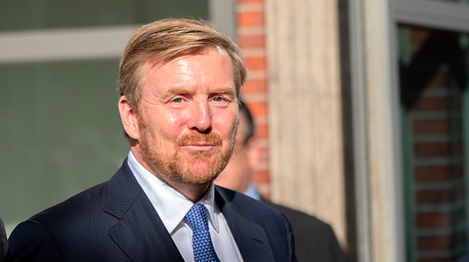 Slimme koning is politiek voor en opent bedrijfje op Kaaimaneilanden