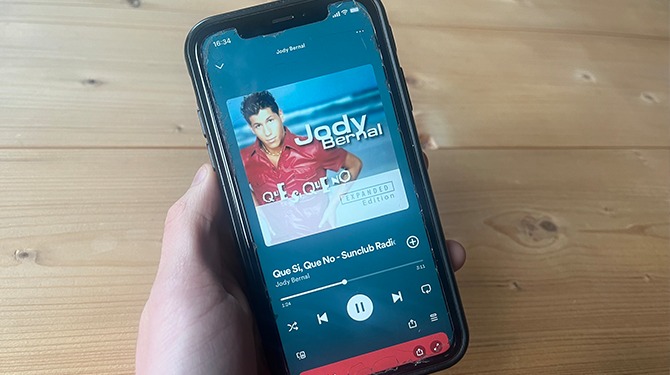 Wat een pech! Stefan heeft een maand voor Spotify Wrapped per ongeluk 800 keer ‘Que Si Que No’ afgespeeld