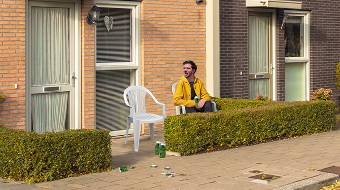 DUO raadt pechgeneratie aan om met blik bier en plastic stoel in voortuin te zitten