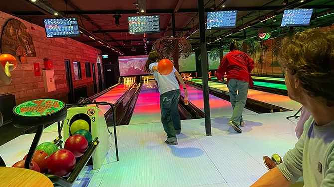 Spectaculaire plannen voor teamuitje monden toch weer uit in bowlen