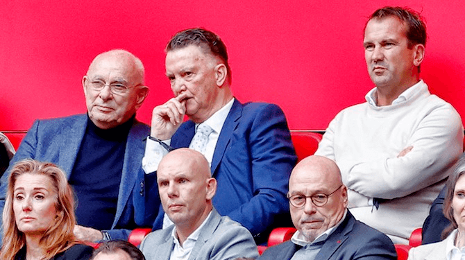 Nieuw dieptepunt Ajax: moet Van Gaal weg?