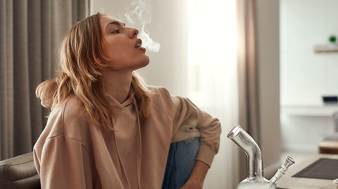 Nina begrijpt trend verkeerd en is nu verslaafd aan girl meth