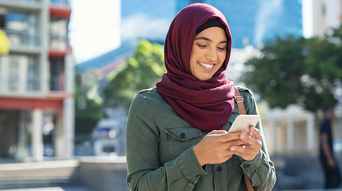 Vrouw verwijdert Instagram van telefoon zodat ze voortaan via Safari haar Instagram kan checken