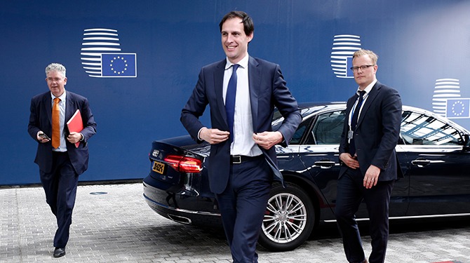 Hoekstra schrijft ‘klimaat’ en ‘milieu’ op hand als geheugensteuntje voor Europarlement