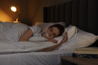Vrouw slaapt ’s nachts met Sleepy tape zodat ze overdag beter haar bek kan houden