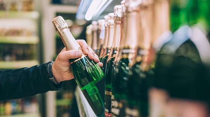 Sjoerd doopt dochter door fles champagne tegen haar kop stuk te slaan