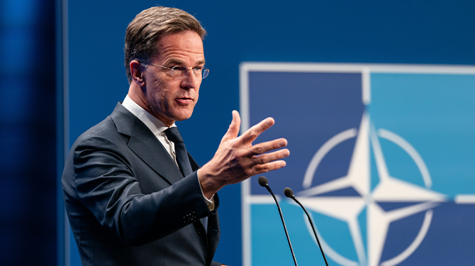 Rutte: ‘Andere landen moeten voorbeeld nemen aan geniale Trump en ook NAVO dreigen te verlaten’
