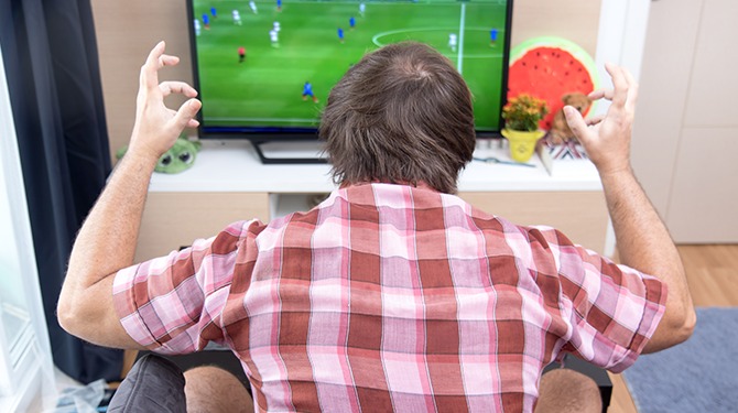 Man heeft geleerd wat restverdediging is en roept het nu 85x per wedstrijd naar zijn tv