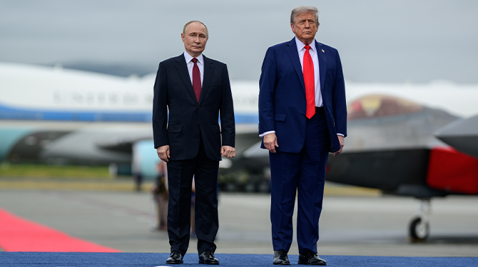 Poetin zegt ‘sterk te overwegen’ Donald Trump ereburger van Rusland te maken